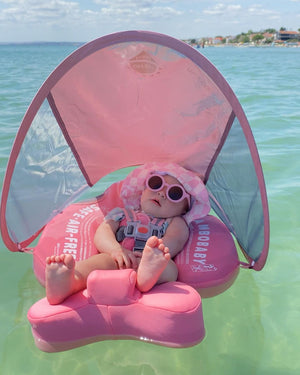 How do I change my baby's diaper after using mambobaby float